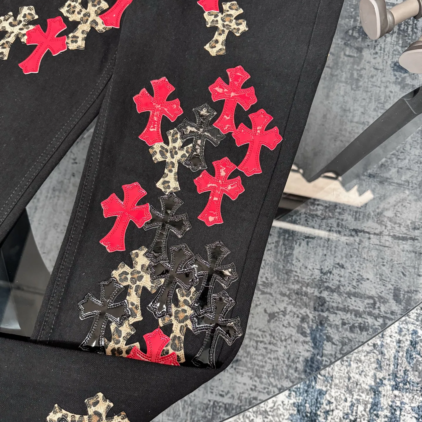 P240 Chrome Hearts 24SS Cross Sanskrit limited style graffiti printed leather jeans. Chrome Hearts limited edition leather washed jeans, Miami limited jeans, the entire cross leather is hand-made_different version, a heavy black blue cow fabric with moderate thickness and texture, antique metal silver label decoration, denim embedded thread manufacturing and production 💙Among Chrome Hearts' many trousers, its color is unique, and people are deeply attracted at a glance. It is made of beaded canvas fabric and has been washed with heavy water. The upper body is very textured, crisp and stylish, and will not collapse at all. The three-dimensional cut of the trousers has a first-class effect in modifying the shape of the legs. It can be easily controlled by any figure, and you can instantly become a street trendy person when you put it on.  🔩Customized hardware, full of texture, every detail is done to the extreme. The thick beaded canvas fabric becomes soft and skin-friendly after washing, and has excellent breathability, making it comfortable to wear all day long. Customized small leather label, unique design, simple yet elegant, exquisite workmanship, neat wiring, every detail demonstrates quality and style.  These pants are gender-neutral and can be worn by both men and women, easily creating a sense of fashion. Pair them with a T-shirt or sweatshirt and you can easily go out and hit the streets. Size: 28/30/32/34/36 Waist: 69/74/79/84/89 Pants length: 102/103/104/105/106